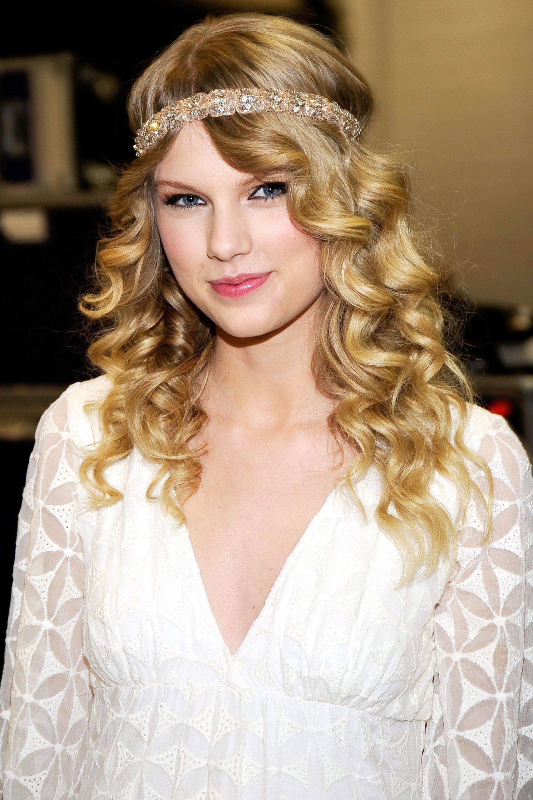 taylor swift curly hair